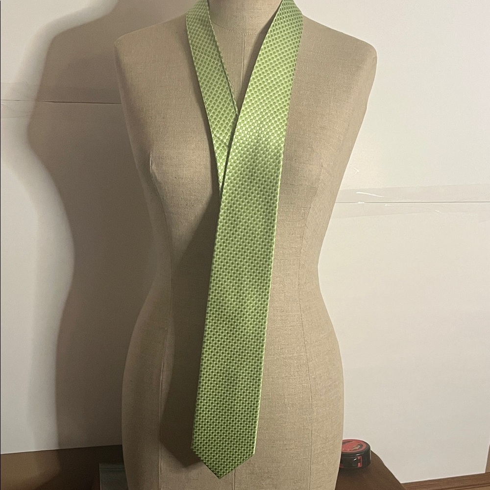 😄Bright greens geometric pattern tie silk